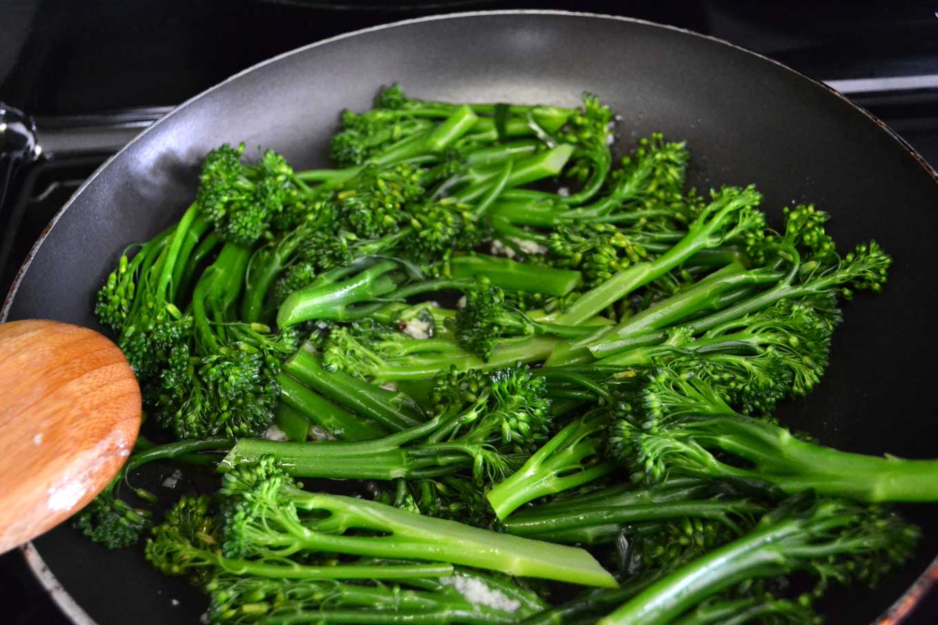 cook broccolini in garlic